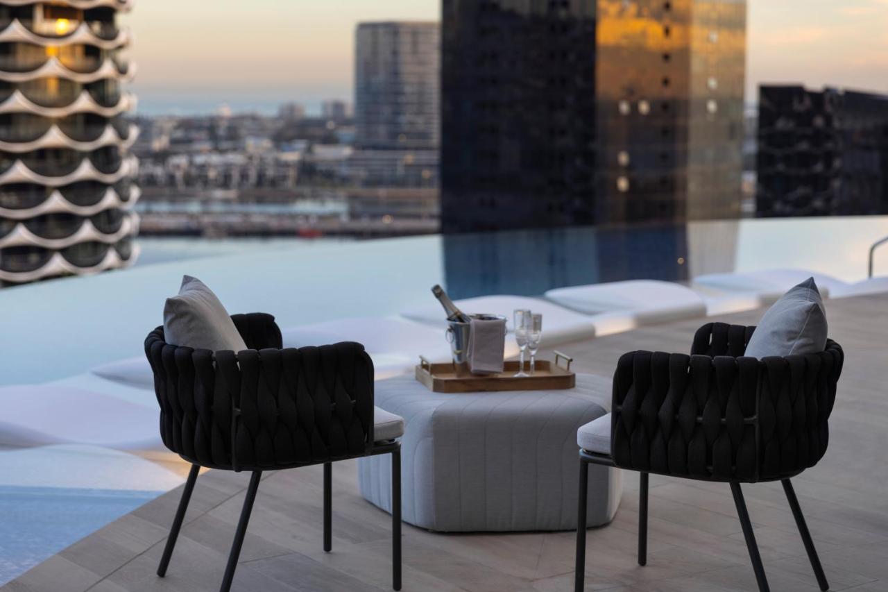 Melbourne Marriott Hotel Docklands Exterior foto The rooftop bar at the Ritz-Carlton, Melbourne