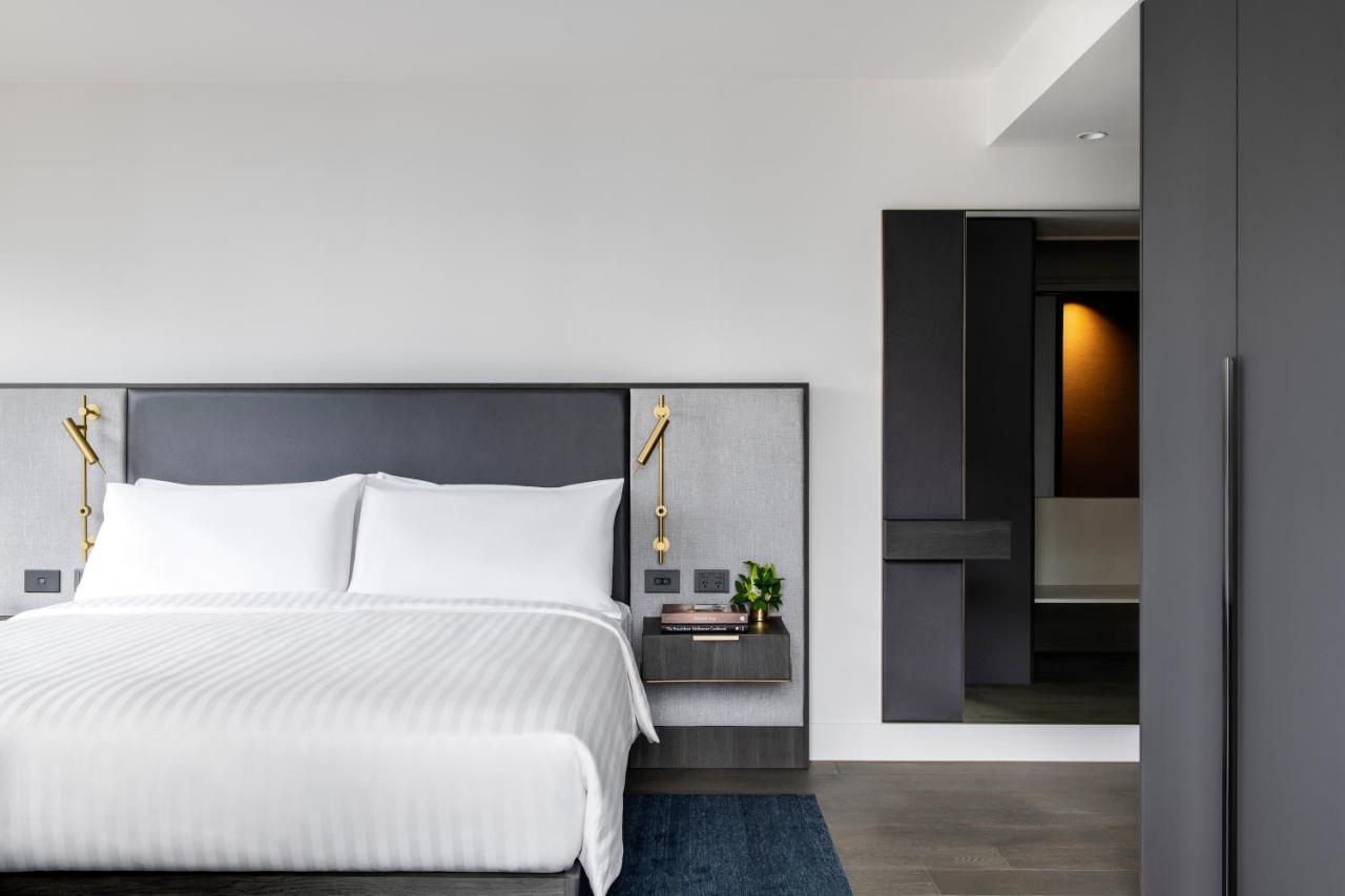 Melbourne Marriott Hotel Docklands Exterior foto A bedroom at the hotel