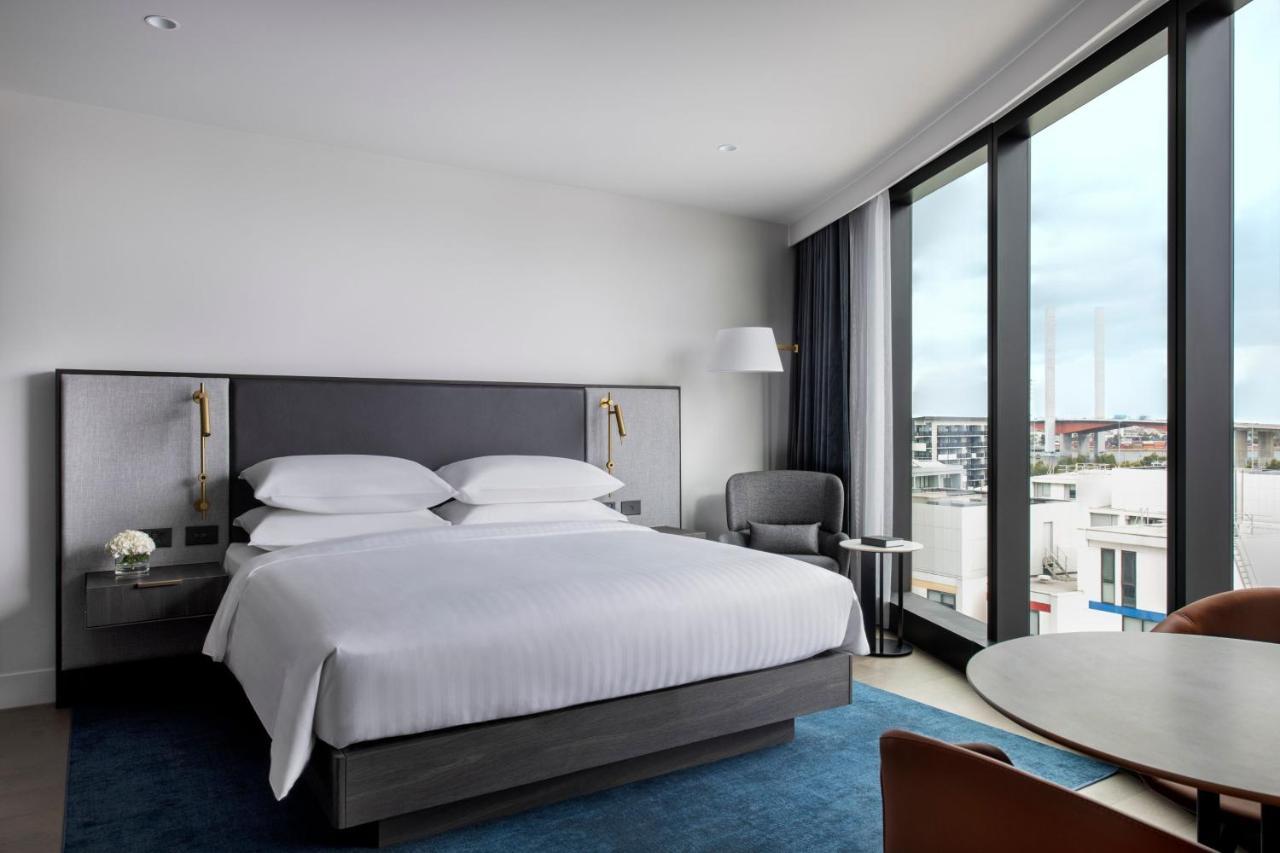 Melbourne Marriott Hotel Docklands Exterior foto A guest room at the hotel