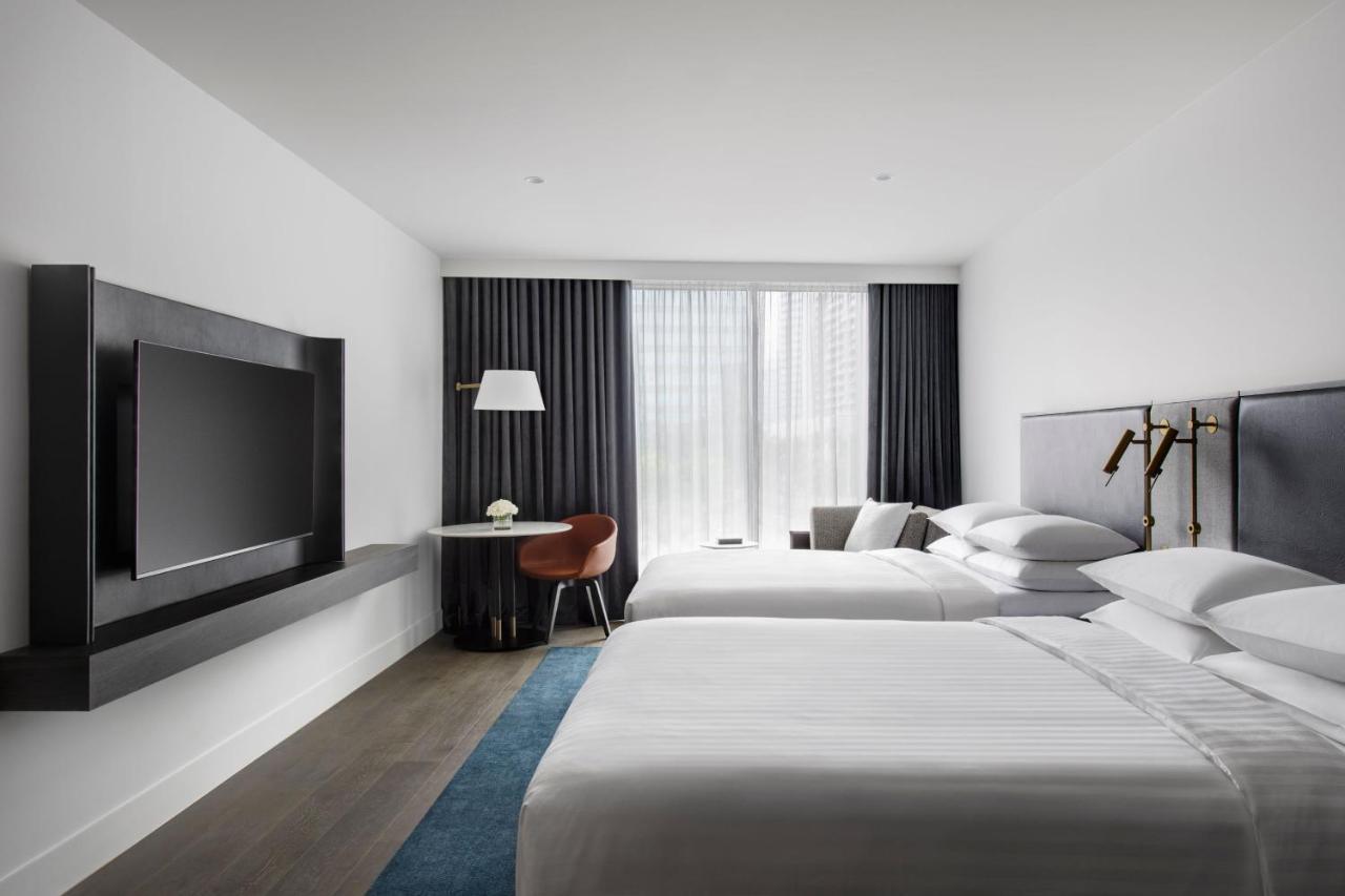 Melbourne Marriott Hotel Docklands Exterior foto A guest room at the Hotel Indigo in Boston, Massachusetts