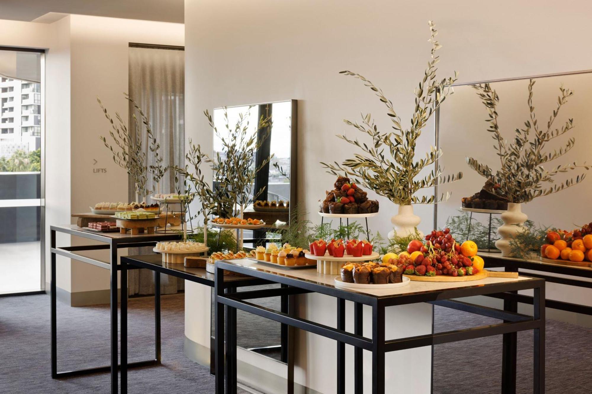 Melbourne Marriott Hotel Docklands Exterior foto A buffet at a hotel