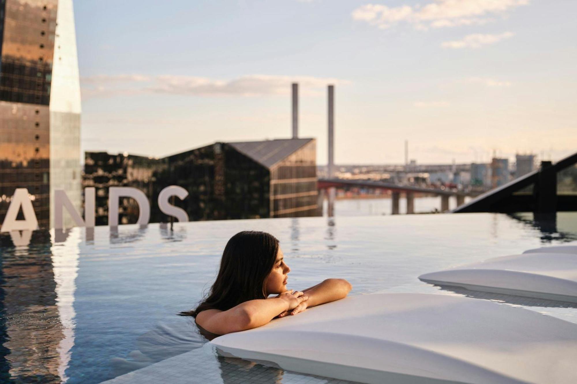 Melbourne Marriott Hotel Docklands Exterior foto Skyline pool
