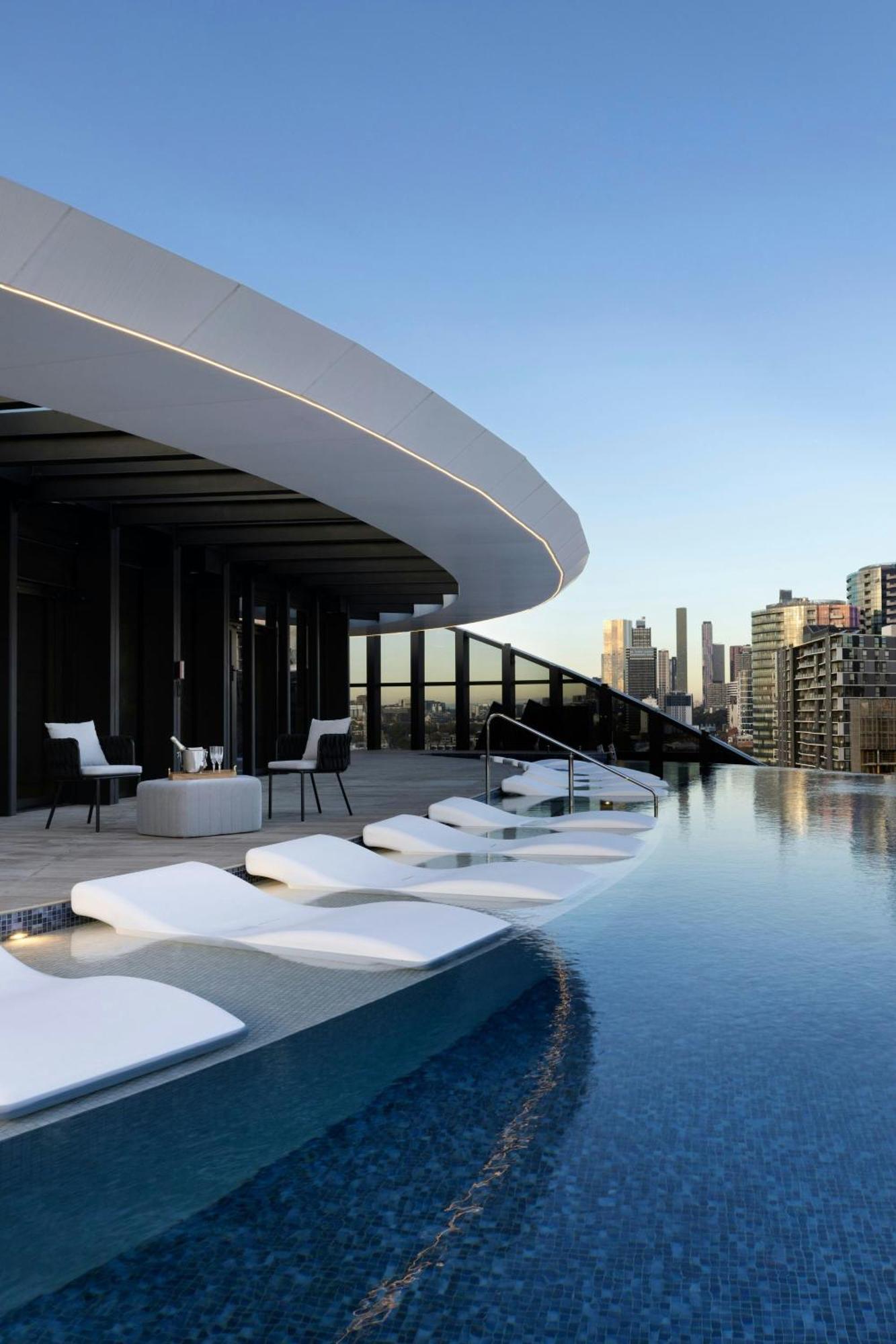 Melbourne Marriott Hotel Docklands Exterior foto The rooftop pool at The Standard East Village