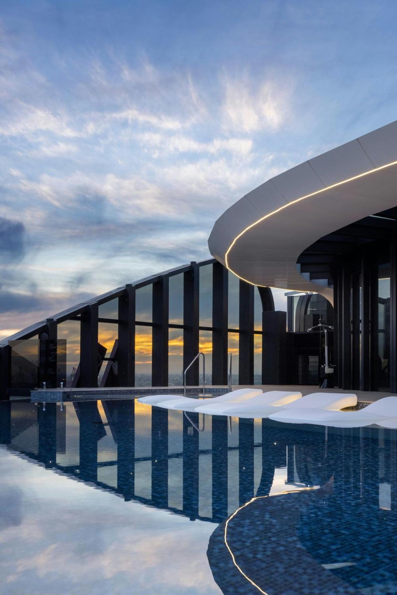 Melbourne Marriott Hotel Docklands Exterior foto The rooftop pool at the Ritz-Carlton, Perth